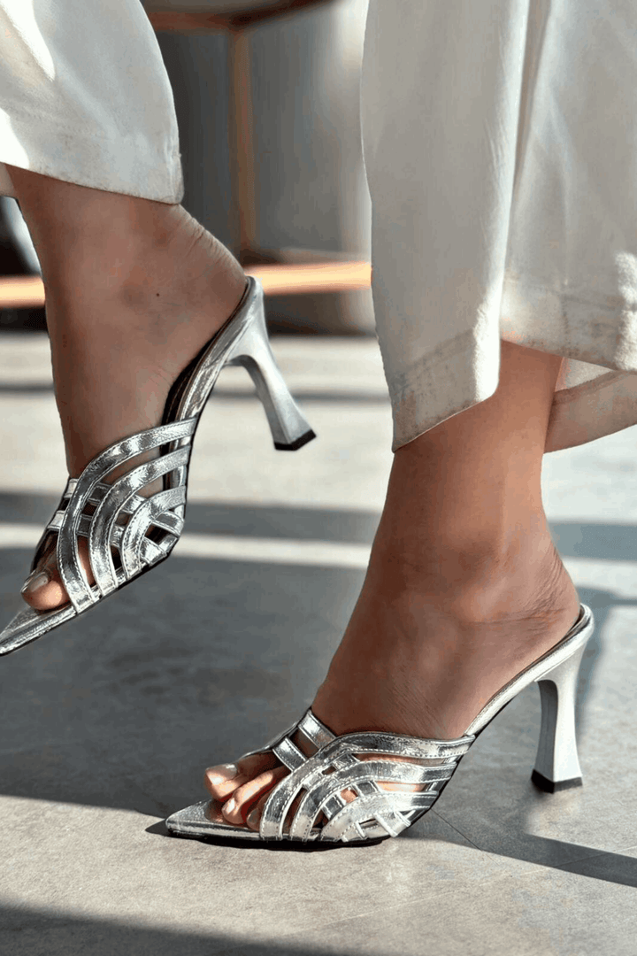 Lumon Parlak Deri Gümüş Bant Detaylı Topuklu Terlik - ILOVESHOES