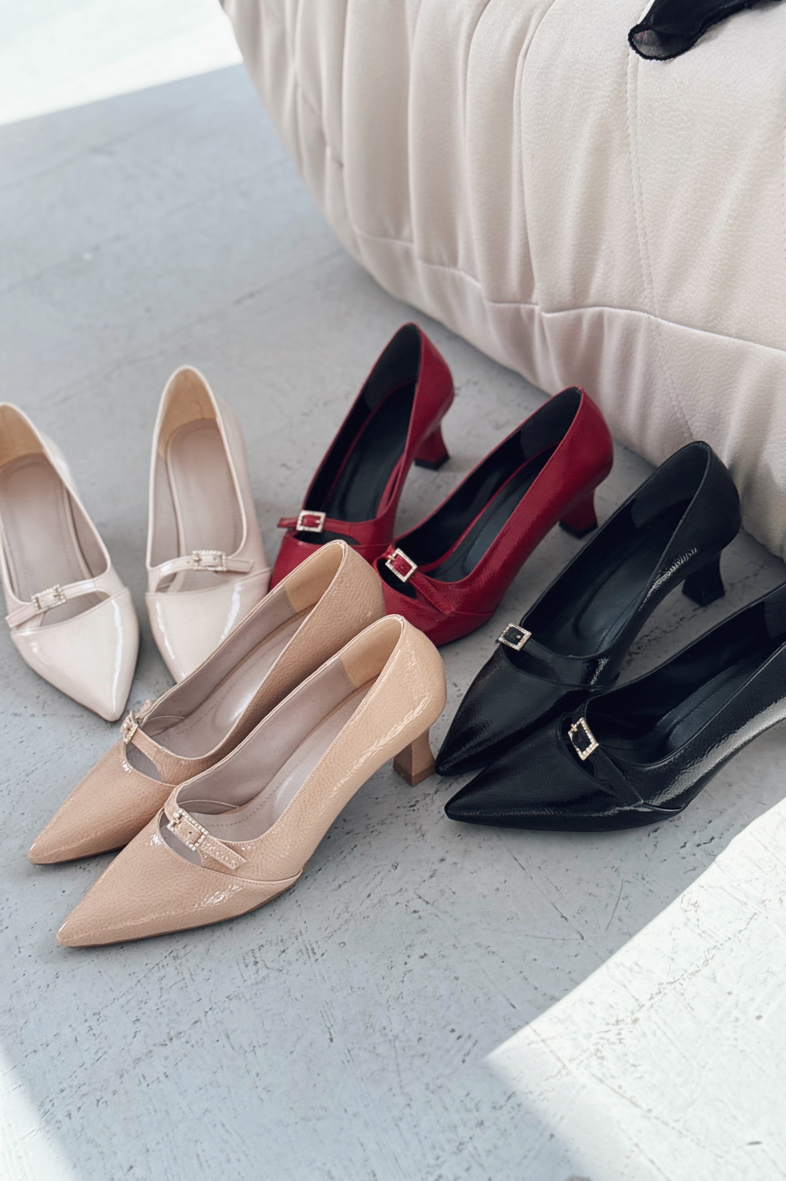 Jolor Parlak Deri Siyah Toka Detaylı Stiletto