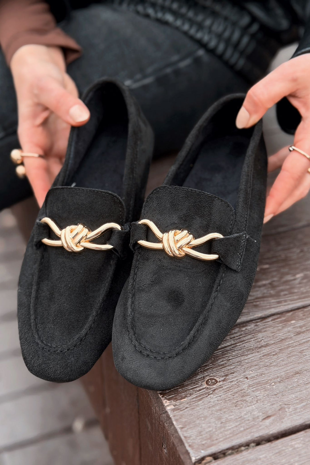 Avelis Kadın Loafer Siyah Süet Fiyonk Detaylı