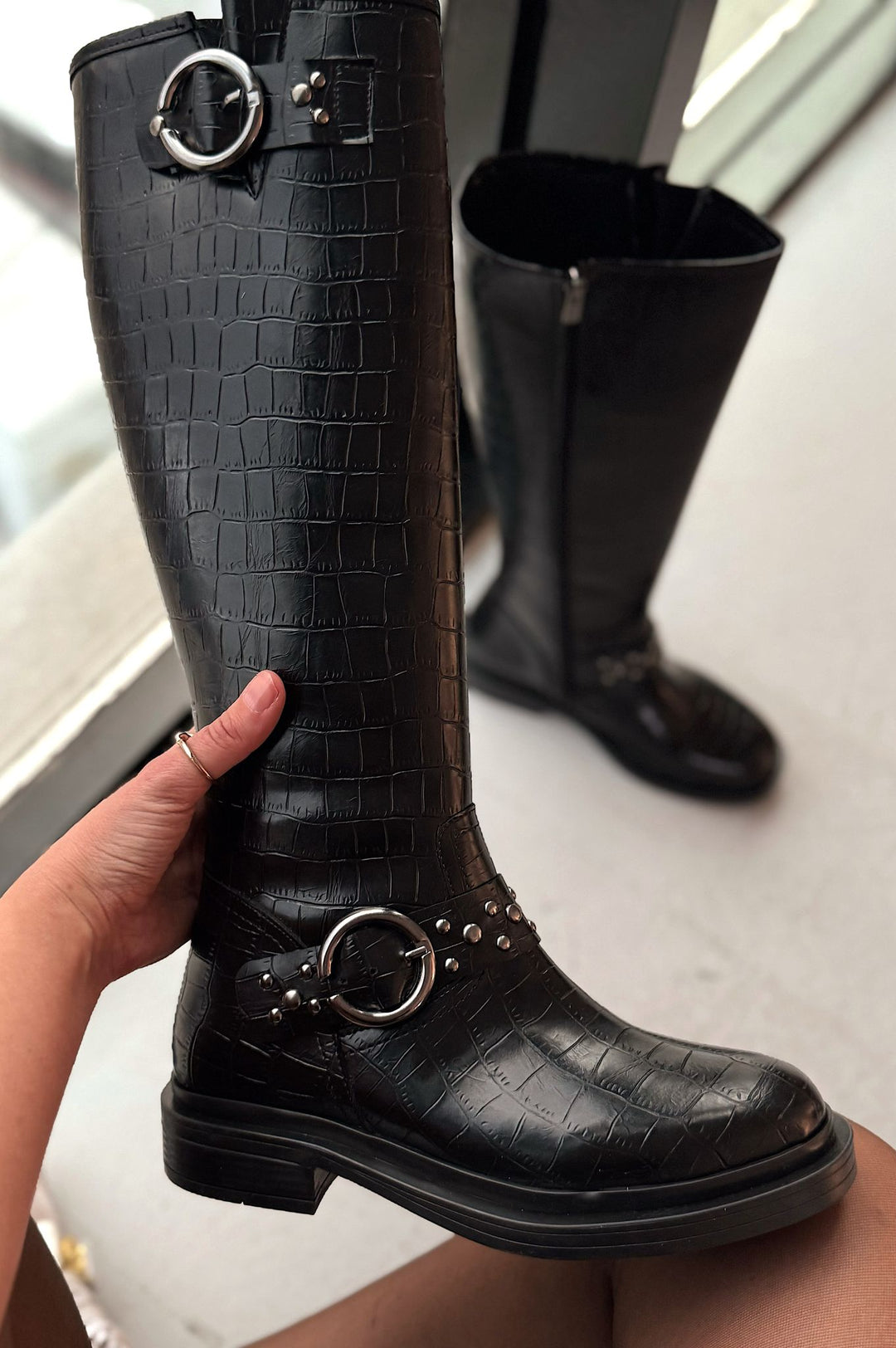 Novien Siyah Desenli Toka Aksesuarlı Kadın Çizme - ILOVESHOES