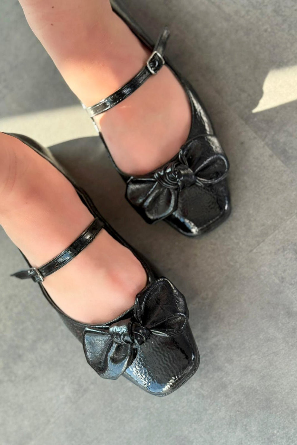 Ratins Kırışık Deri Siyah Kurdele Detaylı Kadın Babet - ILOVESHOES