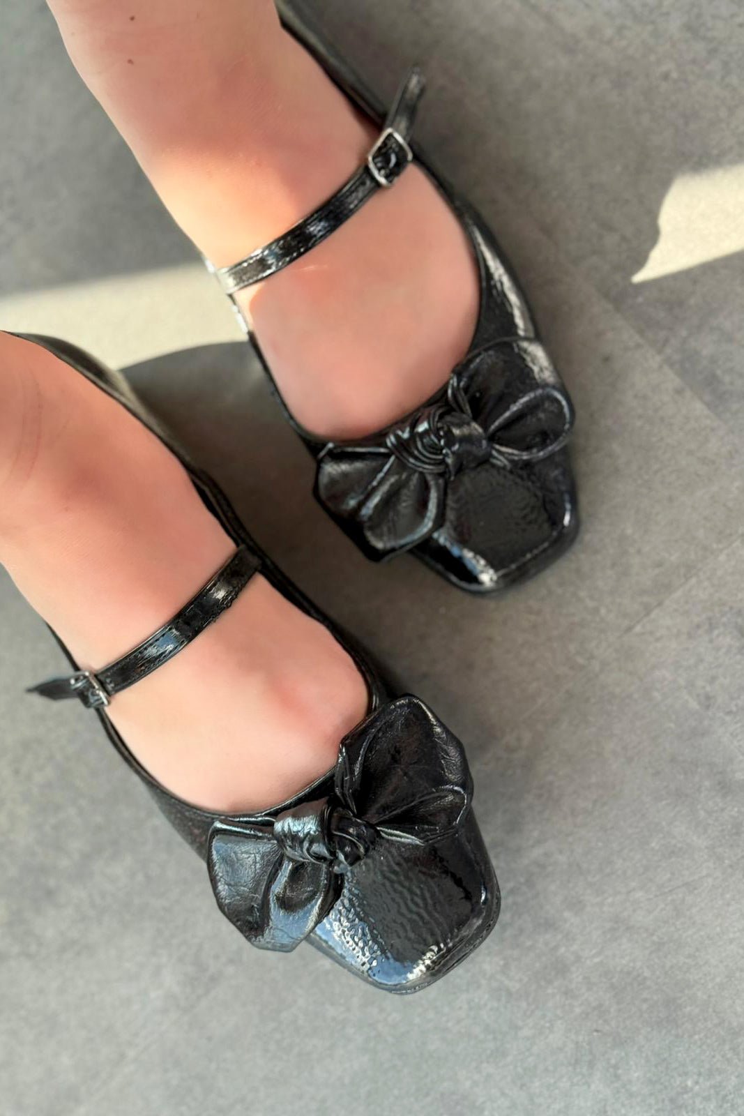 Ratins Kırışık Deri Siyah Kurdele Detaylı Kadın Babet - ILOVESHOES