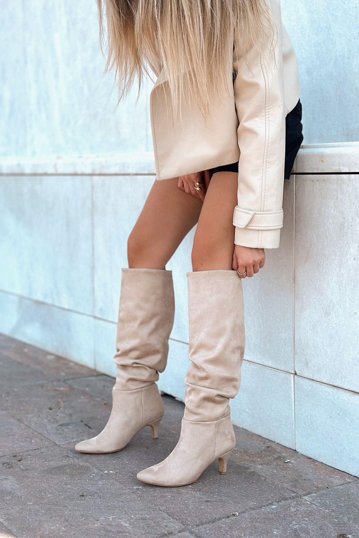 Sollet Süet Kısa Topuklu Körüklü Bej Çizme - ILOVESHOES