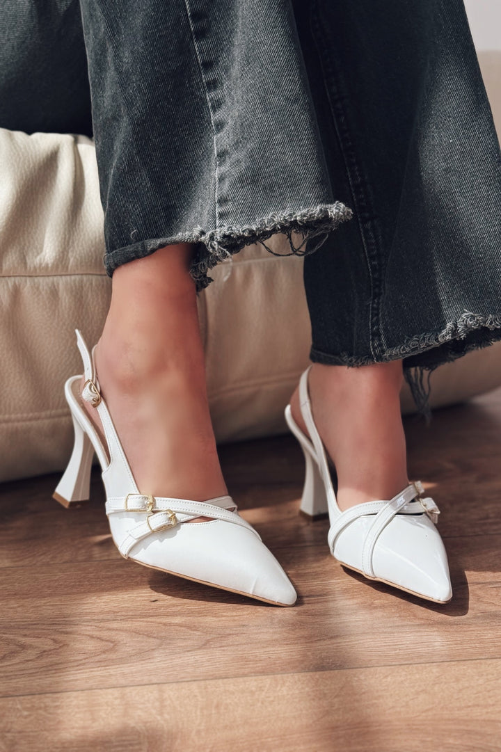 Jolira Rugan Beyaz Toka Detaylı Stiletto