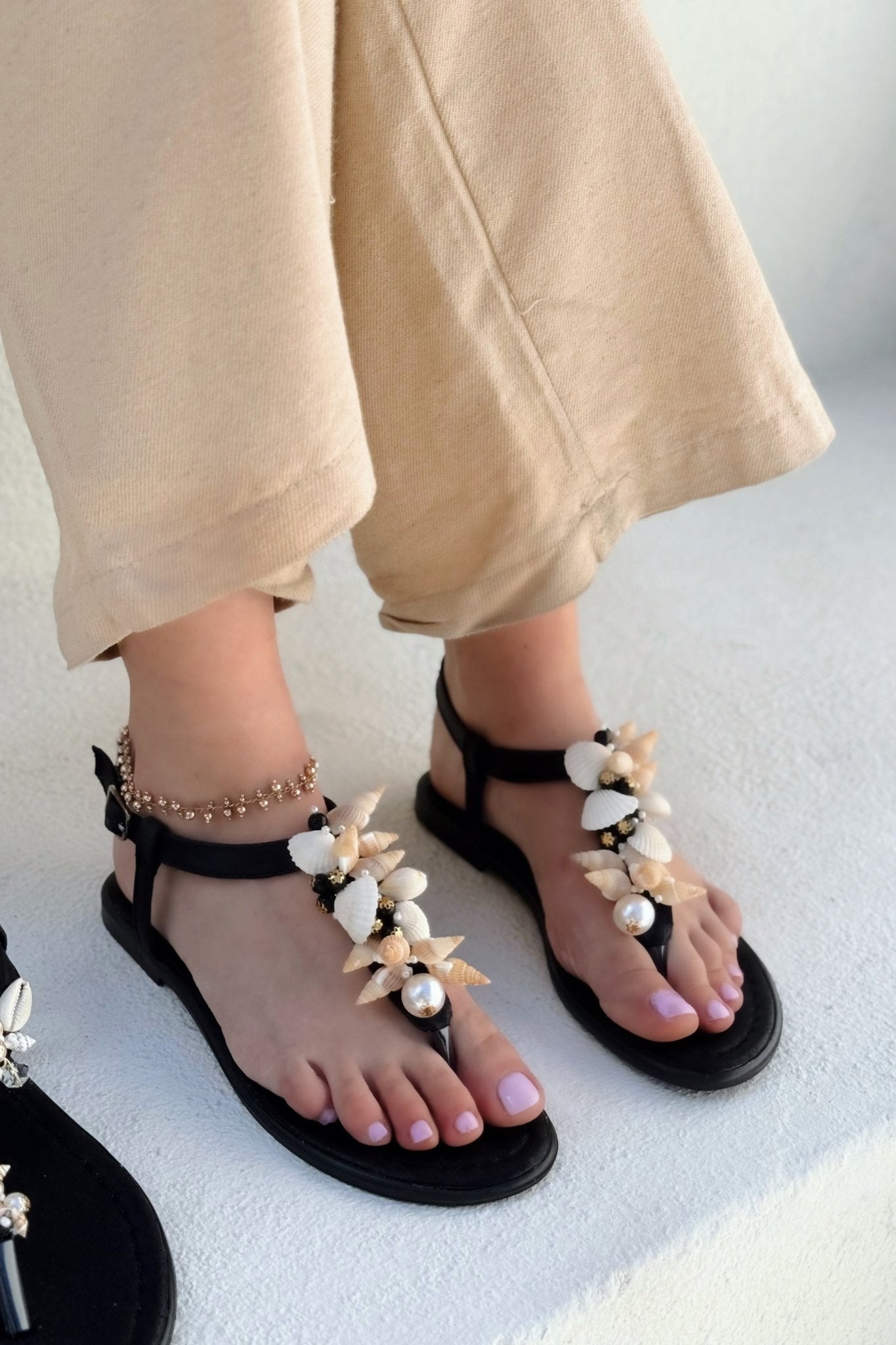 Telwosa Parlak Saten Siyah Deniz Kabuğu Detaylı Parmak Arası Sandalet - ILOVESHOES