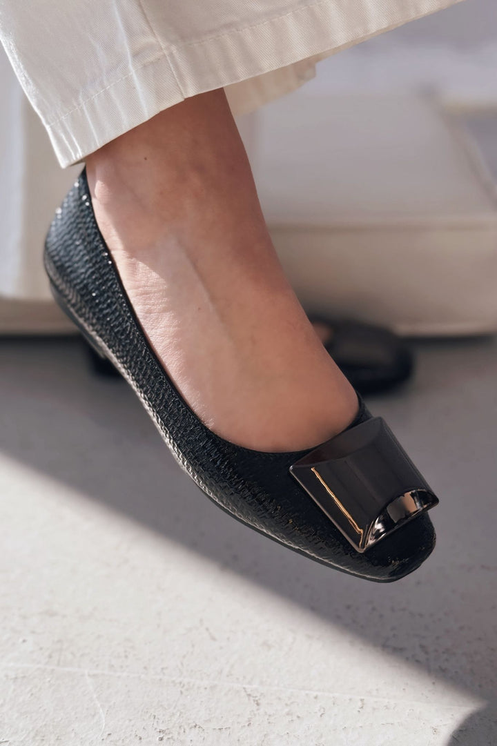 Axorend Parlak Deri Toka Detaylı Kadın Babet Siyah - ILOVESHOES