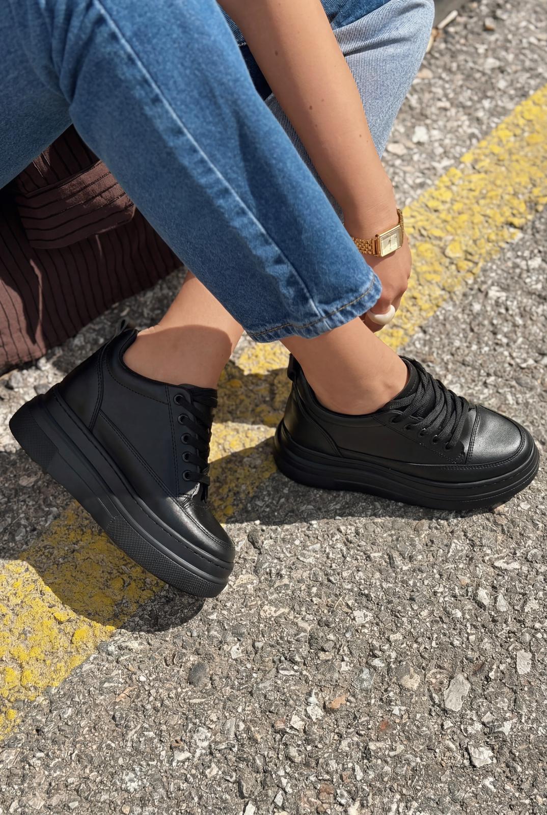 Korin Kadın Spor Ayakkabı Siyah Mat Deri Gizli Topuklu - ILOVESHOES