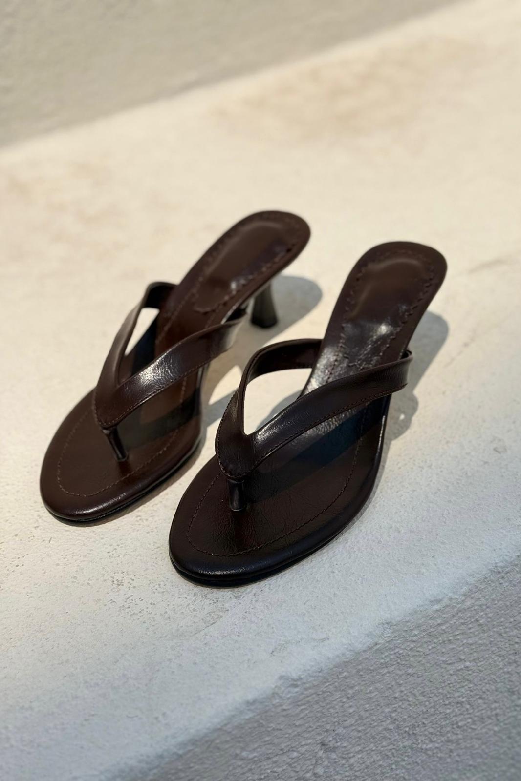 Ponya Mat Deri Acıkahve Parmak Arası Topuklu Terlik - ILOVESHOES