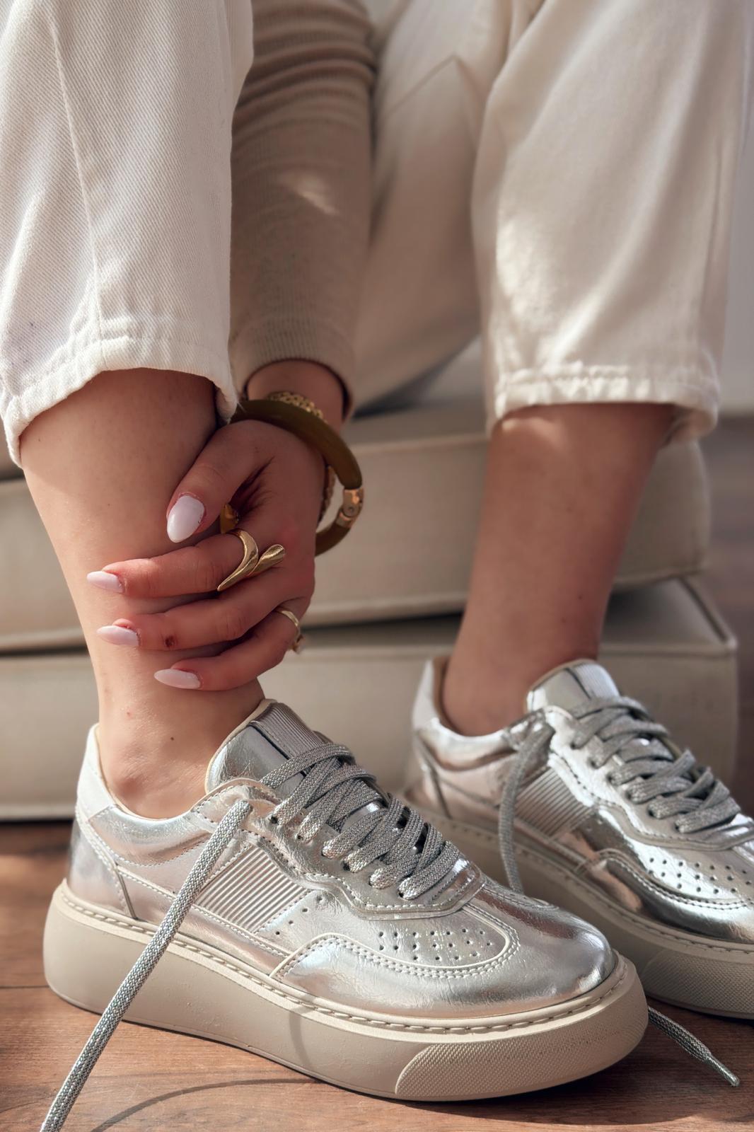 Larisa Gümüş Parlak Deri Kadın Spor Ayakkabı - ILOVESHOES