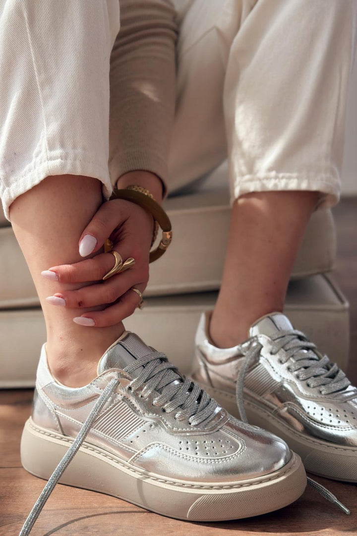 Larisa Gümüş Parlak Deri Kadın Spor Ayakkabı - ILOVESHOES