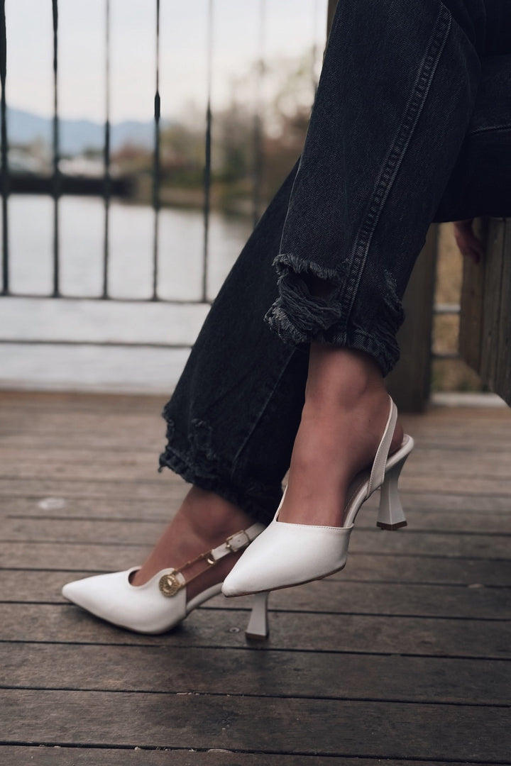 Relvor Mat Deri Beyaz Toka Detaylı Stiletto