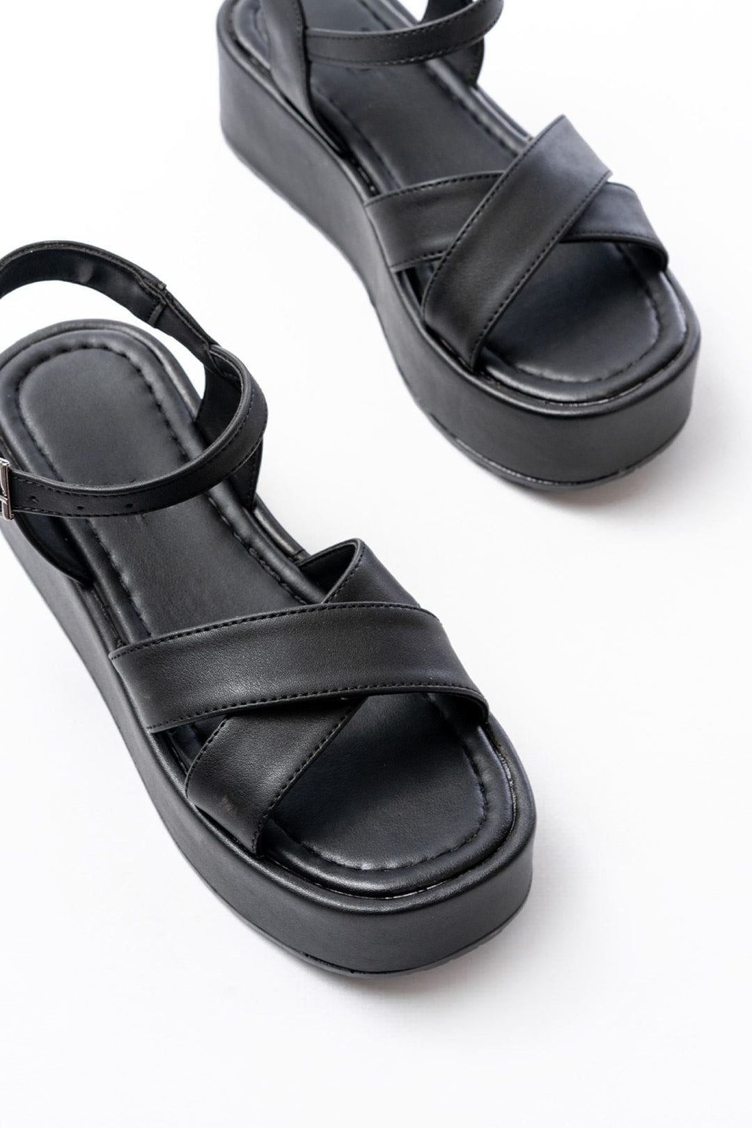 Tavena Mat Deri Siyah Çapraz Bantlı Sandalet - ILOVESHOES