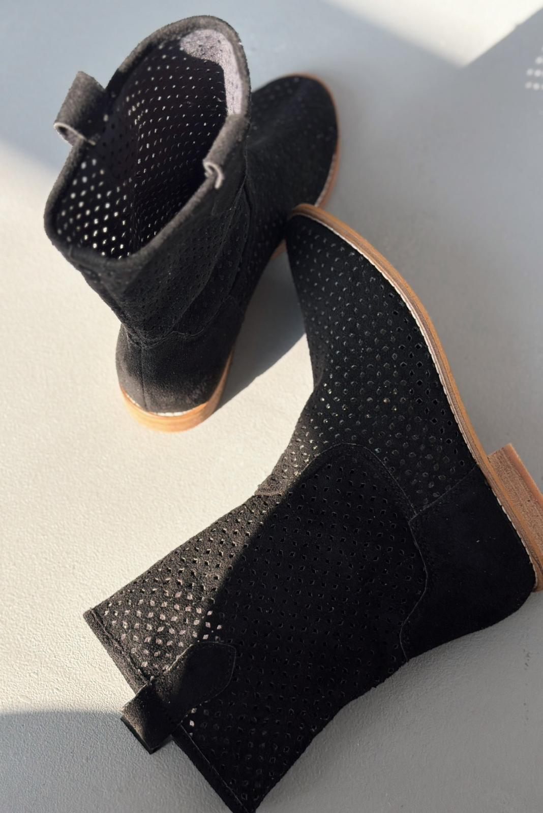 Meror Siyah Süet Kadın Delikli Yazlık Bot - ILOVESHOES