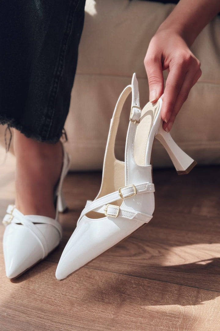 Jolira Rugan Beyaz Toka Detaylı Stiletto