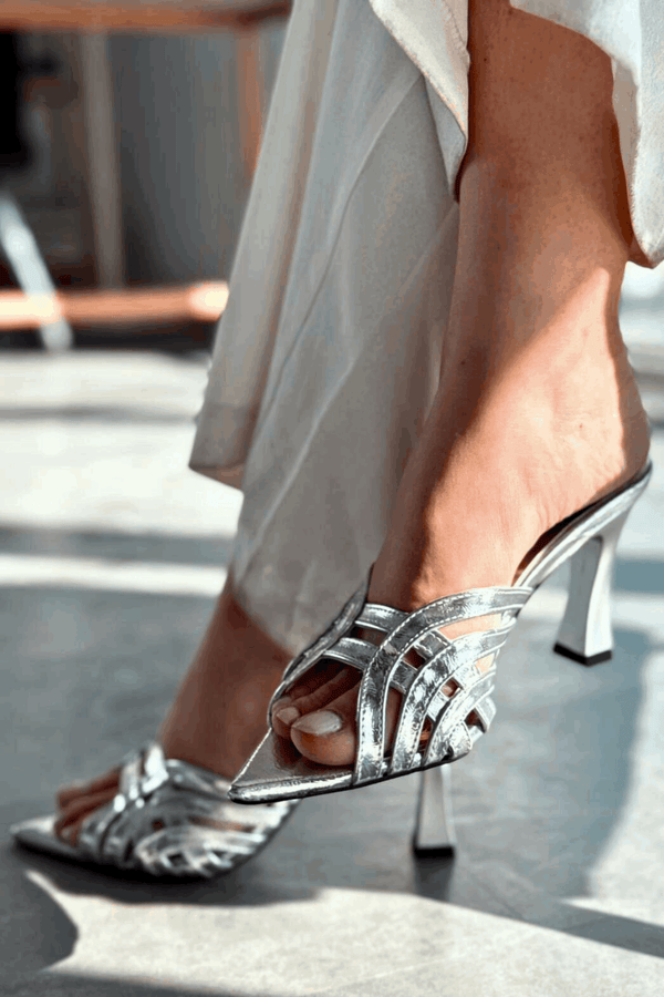Lumon Parlak Deri Gümüş Bant Detaylı Topuklu Terlik - ILOVESHOES