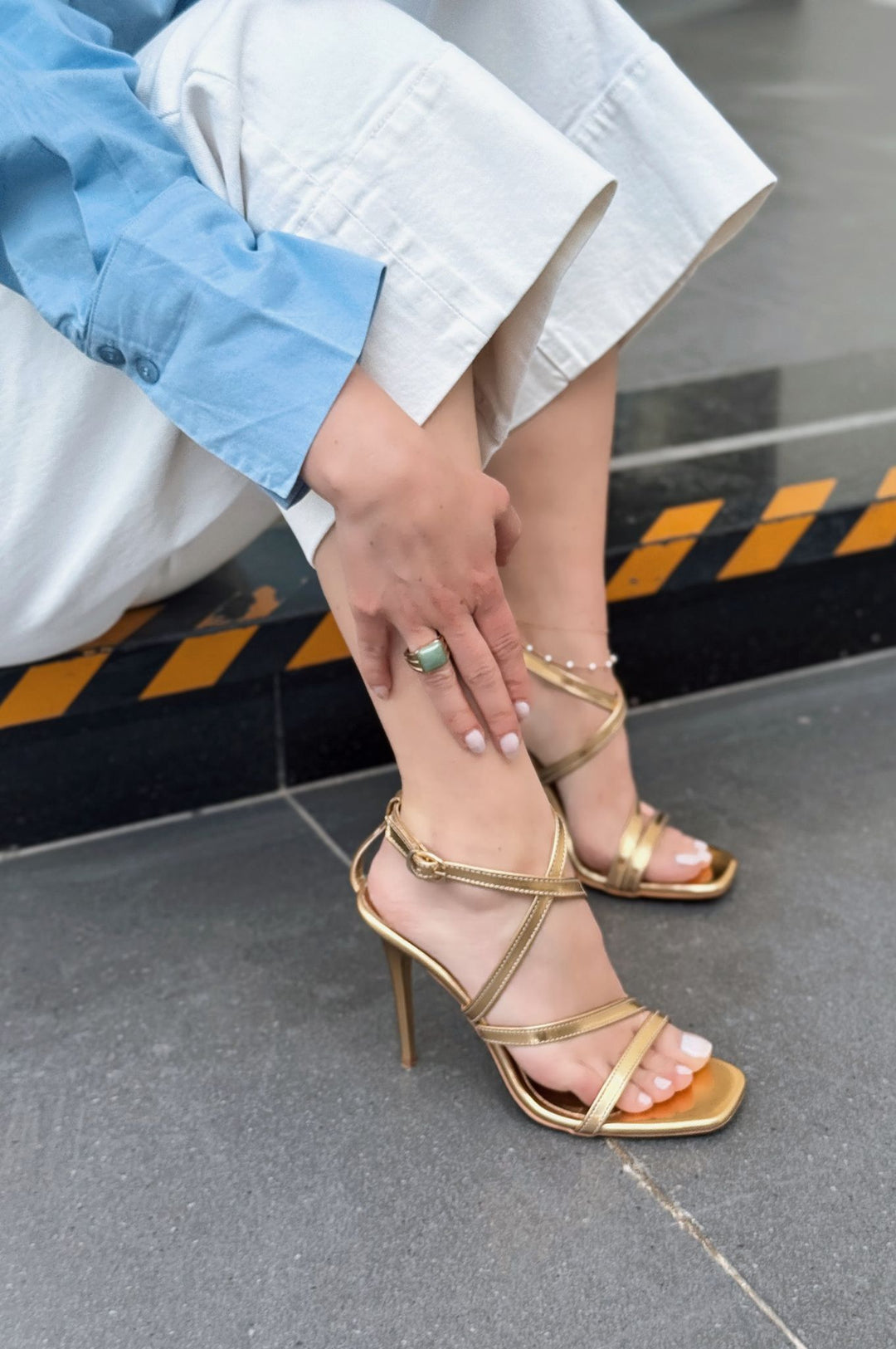 Goldexa Parlak Deri Gold Çapraz Bant Detaylı Topuklu Ayakkabı - ILOVESHOES