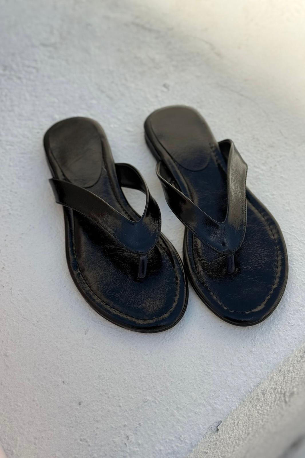 Orlen Parlak Deri Siyah Parmak Arası Düz Kadın Terlik - ILOVESHOES