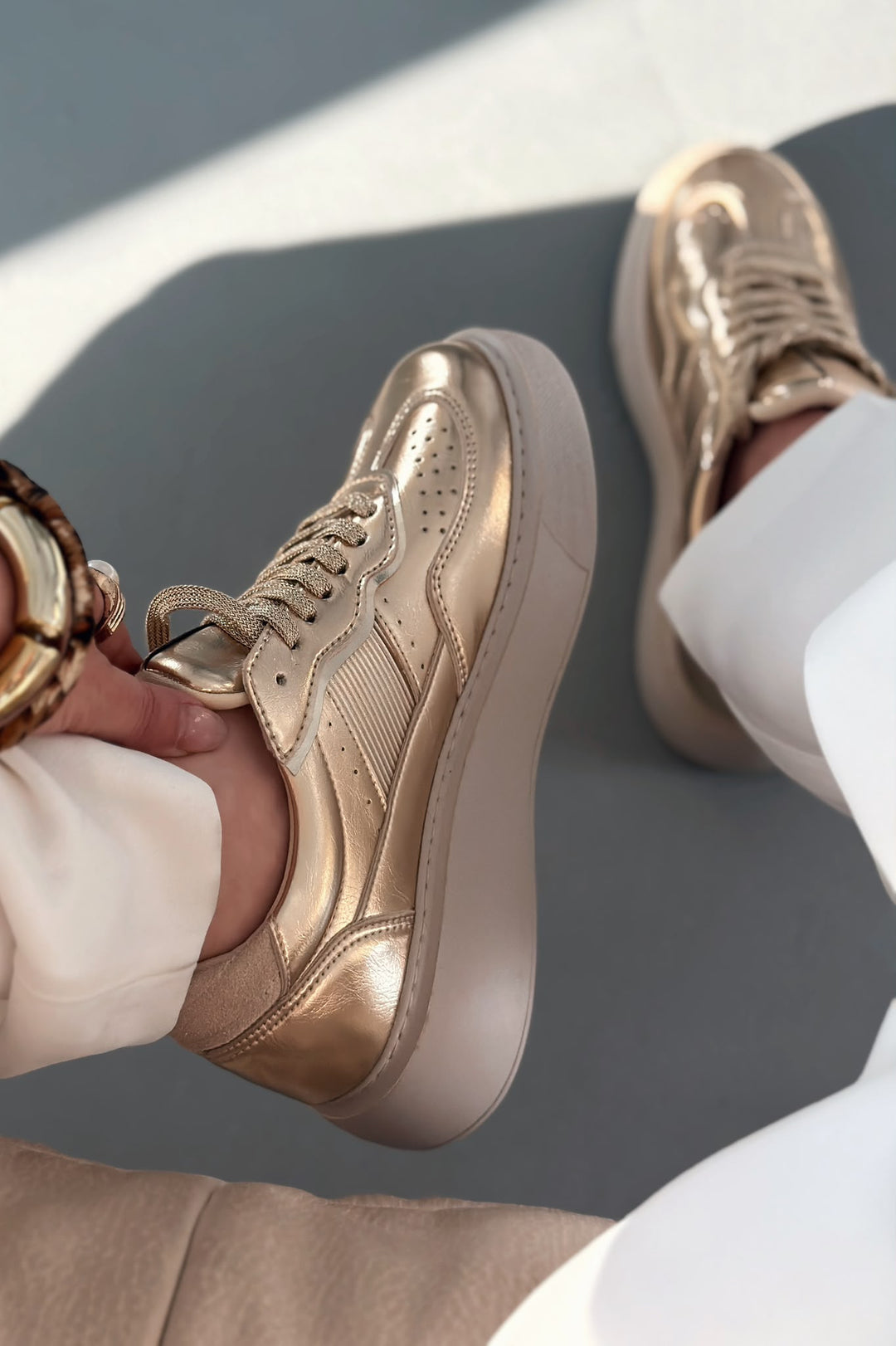 Larisa Gold Parlak Deri Kadın Spor Ayakkabı - ILOVESHOES
