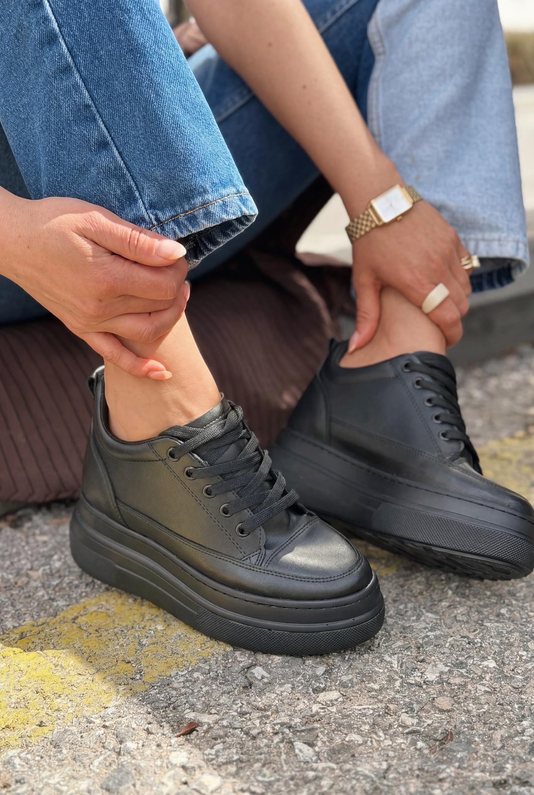 Korin Kadın Spor Ayakkabı Siyah Mat Deri Gizli Topuklu - ILOVESHOES