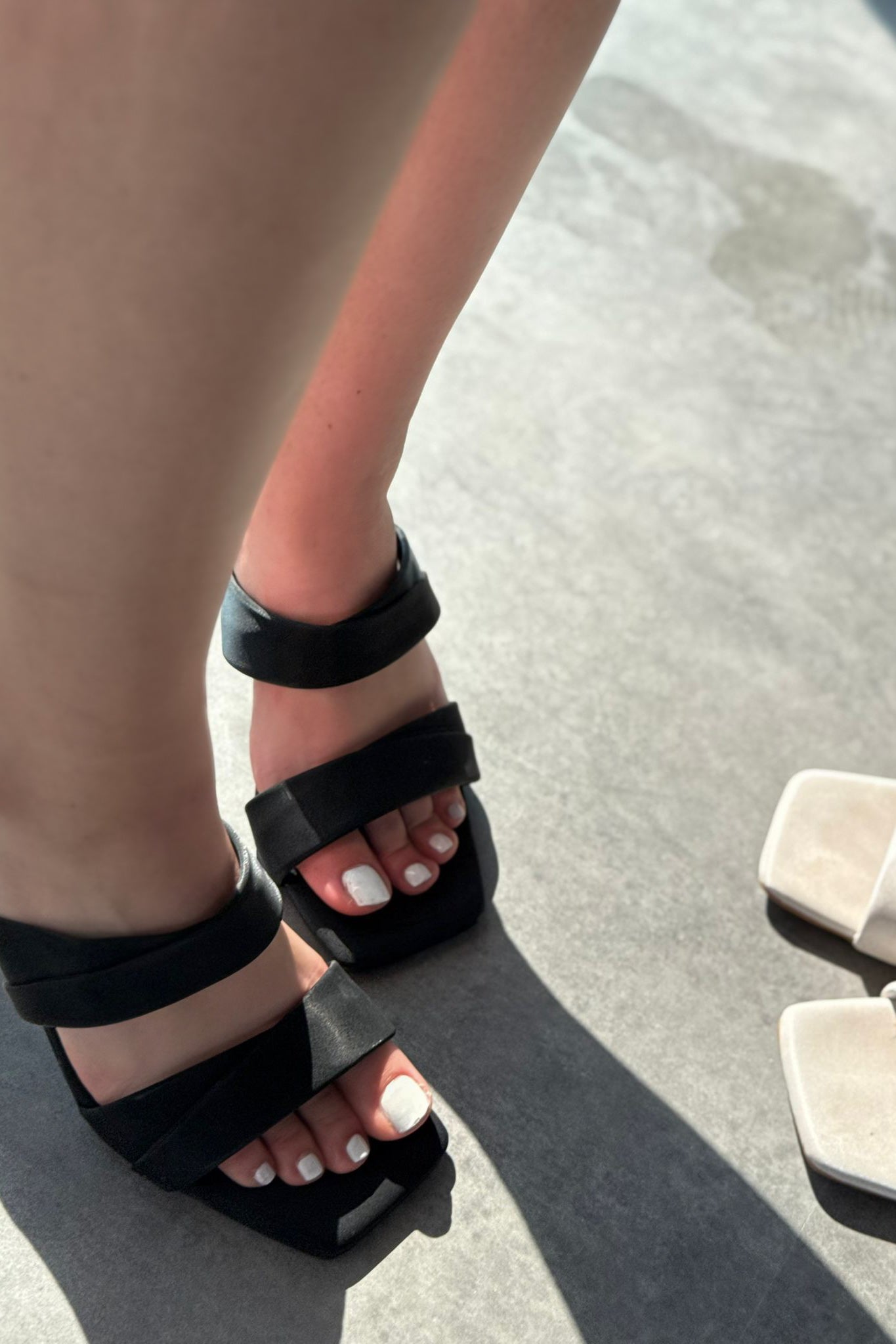 Mirvo Mat Deri Siyah Bant Detaylı Topuklu Terlik - ILOVESHOES