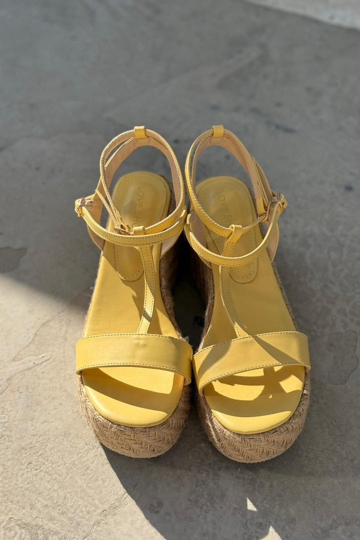 Rowsen Mat Deri Bant Detaylı Dolgu Topuklu Ayakkabı Sarı - ILOVESHOES