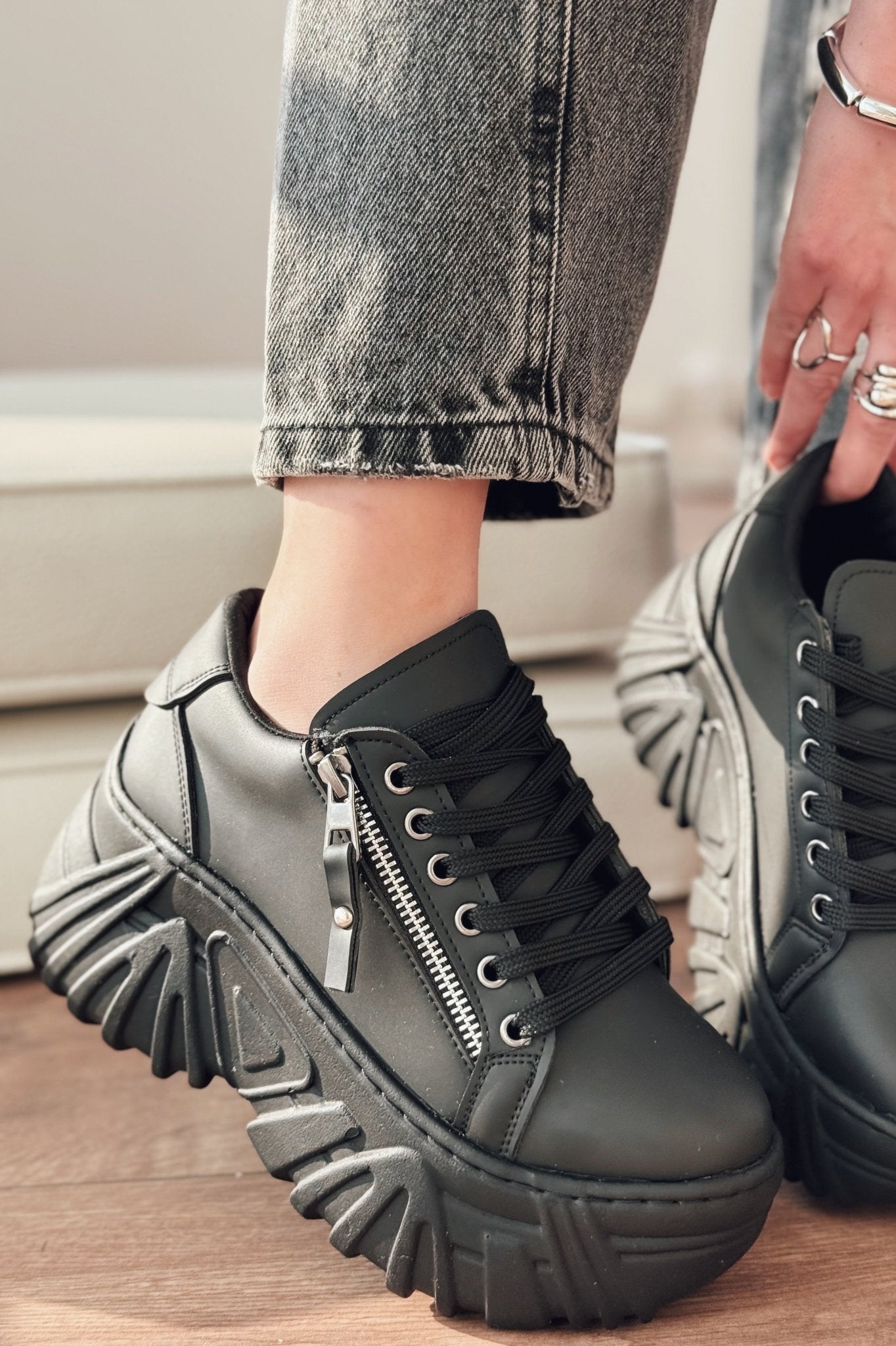 Casava Siyah Fermuarlı Yüksek Taban Kadın Spor Ayakkabı - ILOVESHOES