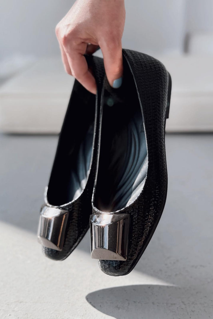 Axorend Parlak Deri Toka Detaylı Kadın Babet Siyah - ILOVESHOES