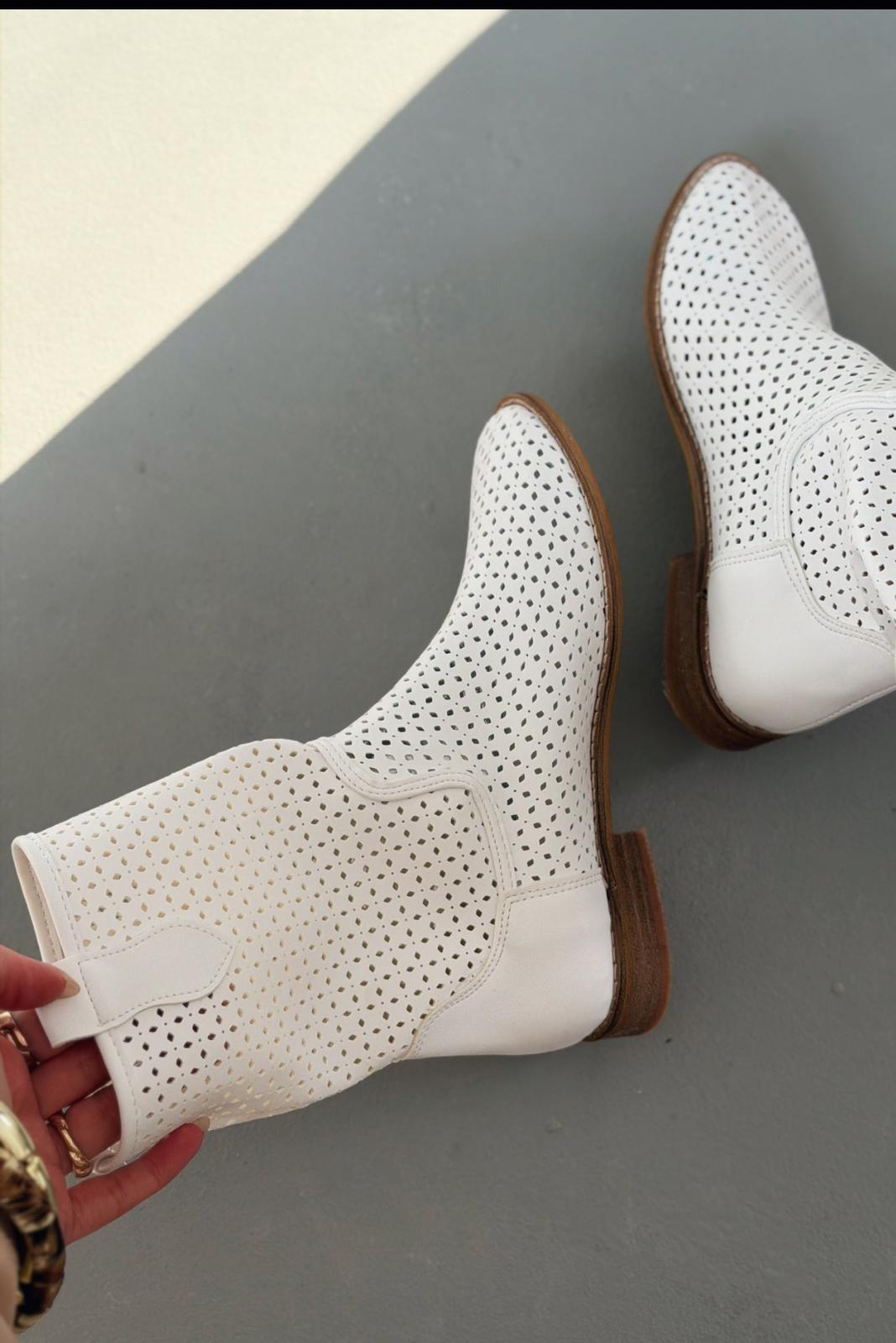 Meror Beyaz Mat Deri Kadın Delikli Yazlık Bot - ILOVESHOES