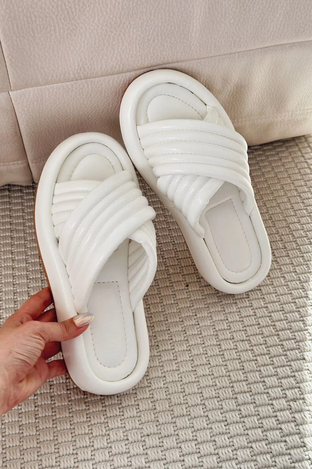 Zayten Mat Deri Beyaz Çapraz Bant Detaylı Kadın Terlik - ILOVESHOES