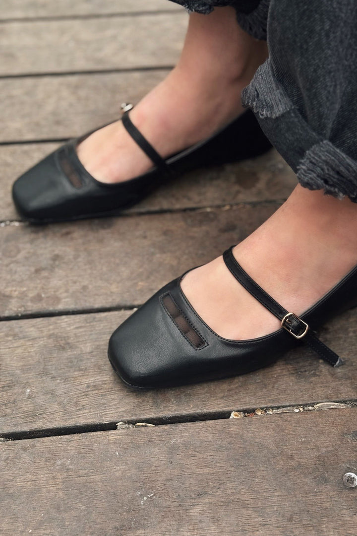 Lufora Matte Leather Buckle Detailed Black Women&