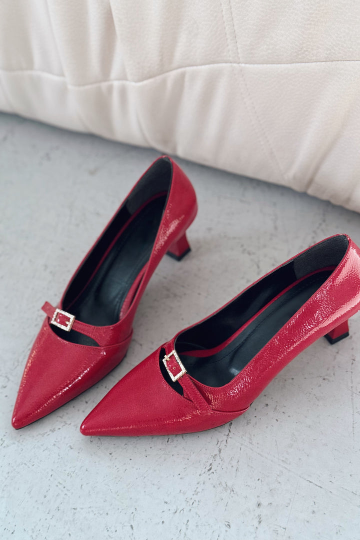 Jolor Parlak Deri Kırmızı Toka Detaylı Stiletto
