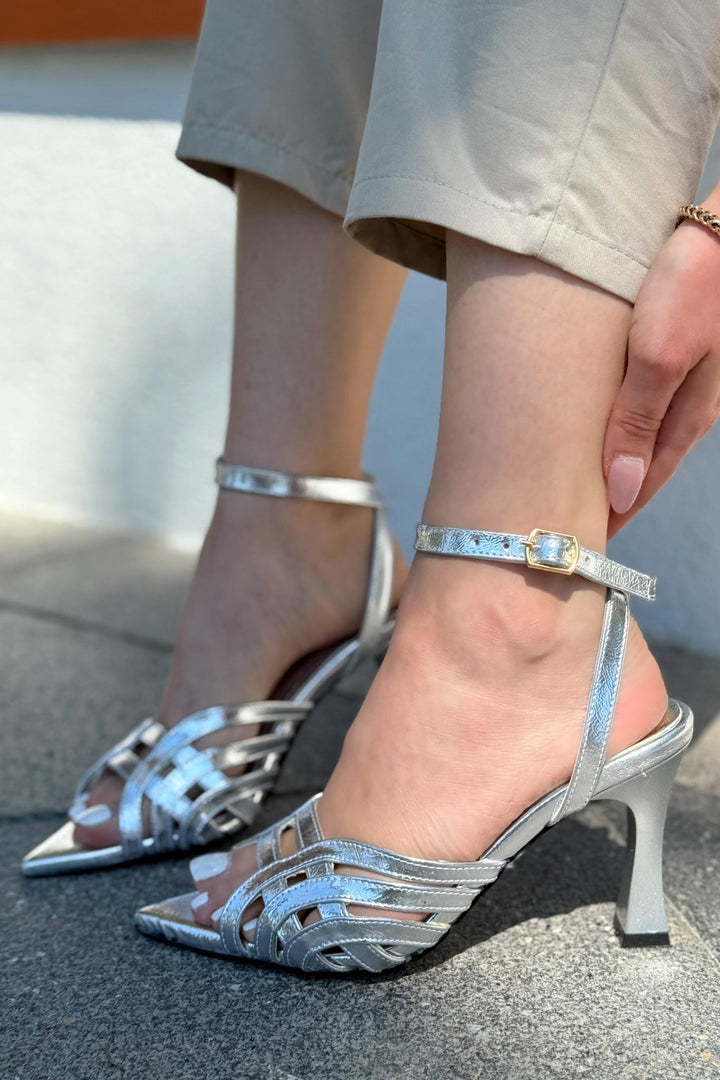 Ronel Parlak Deri Gümüş Bant Detaylı Topuklu Ayakkabı - ILOVESHOES