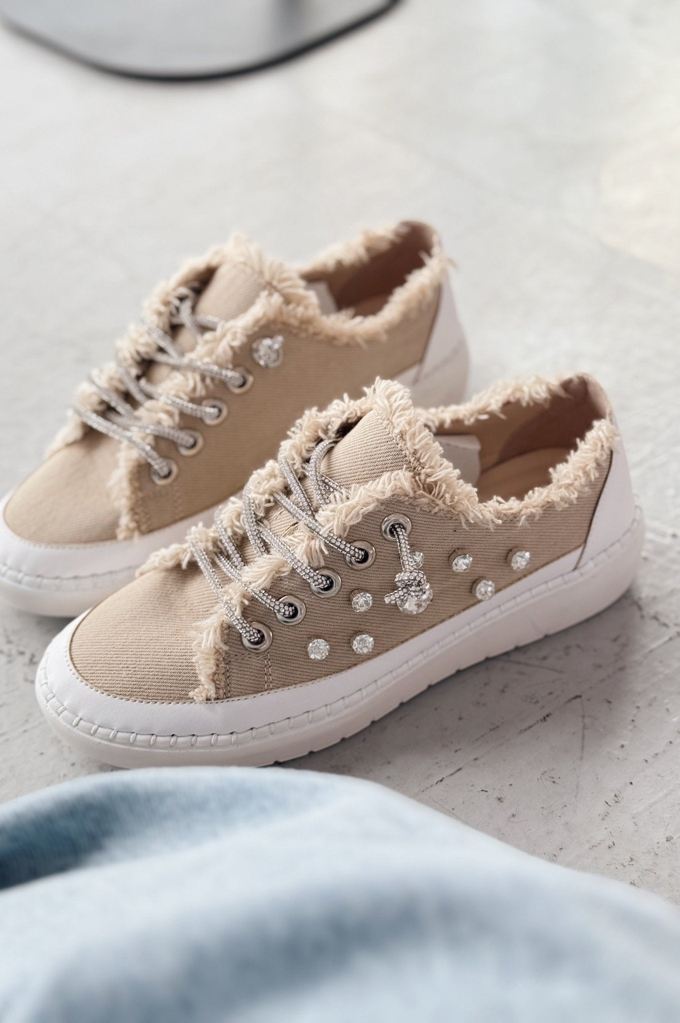 Monove Taş Detaylı Bej Jean Kadın Spor Ayakkabı - ILOVESHOES