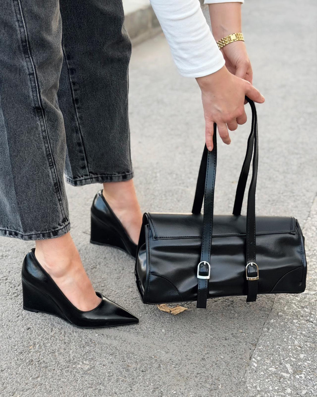 Laretta Vintage Baguette Baguette Bag, Black Matte Leather