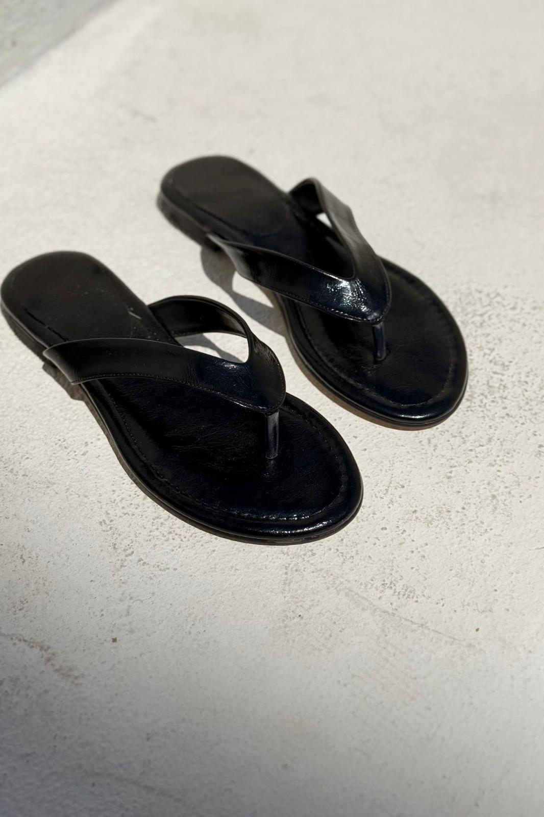 Orlen Parlak Deri Siyah Parmak Arası Düz Kadın Terlik - ILOVESHOES