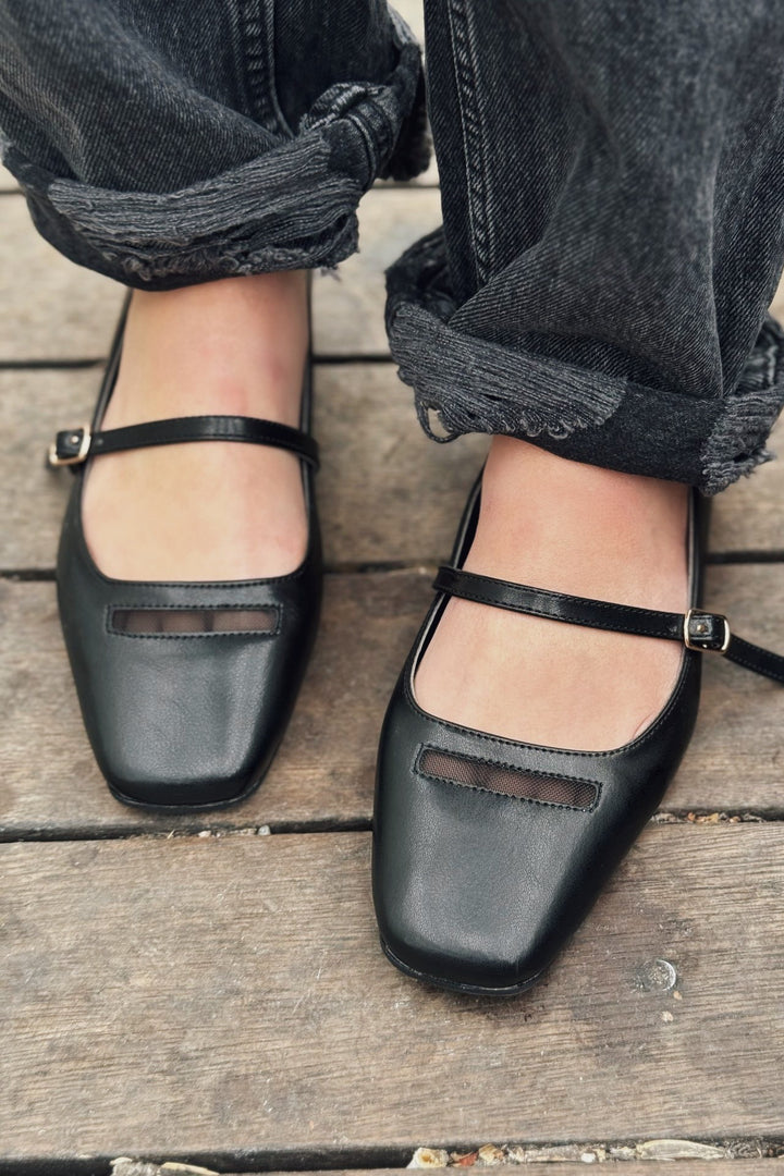 Lufora Matte Leather Buckle Detailed Black Women&