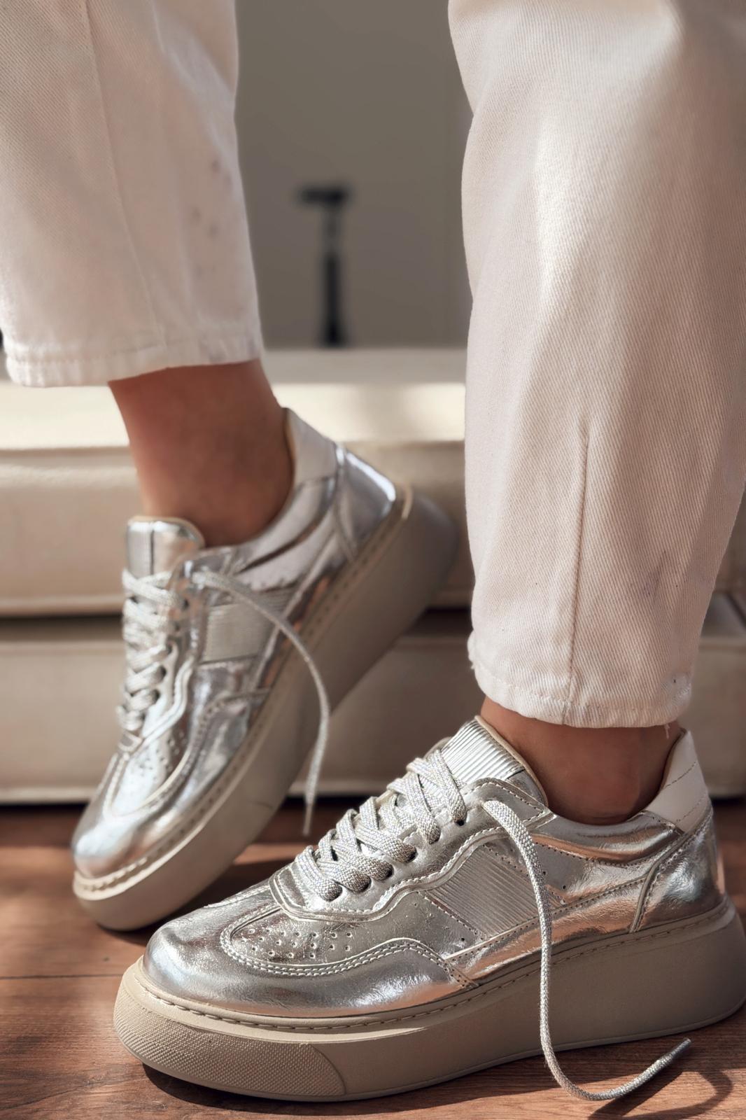 Larisa Gümüş Parlak Deri Kadın Spor Ayakkabı - ILOVESHOES