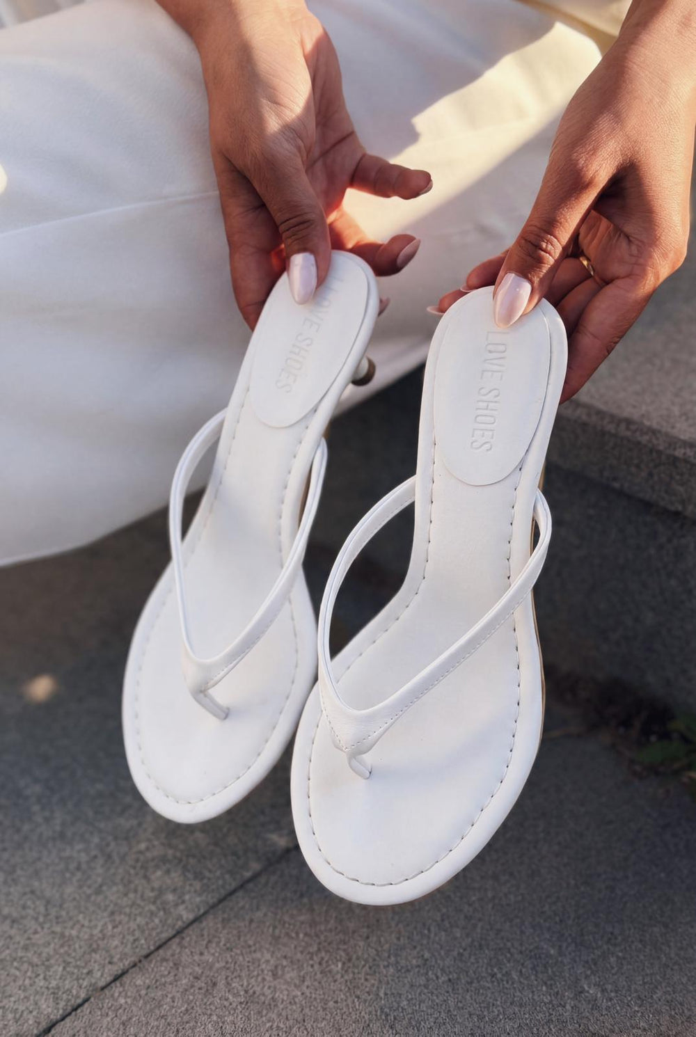 Arlene Beyaz Mat Deri Kadın Parmak Arası Topuklu Terlik - ILOVESHOES
