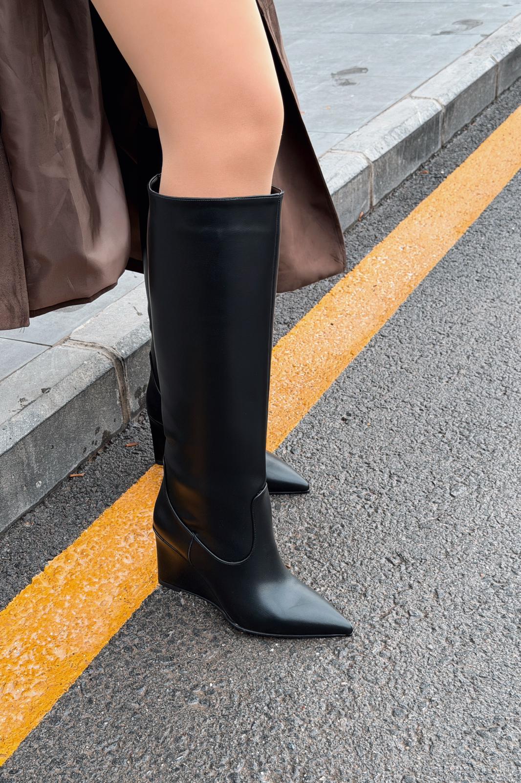 Ravita Kadın Dolgu Topuklu Çizme Siyah Mat Deri - ILOVESHOES