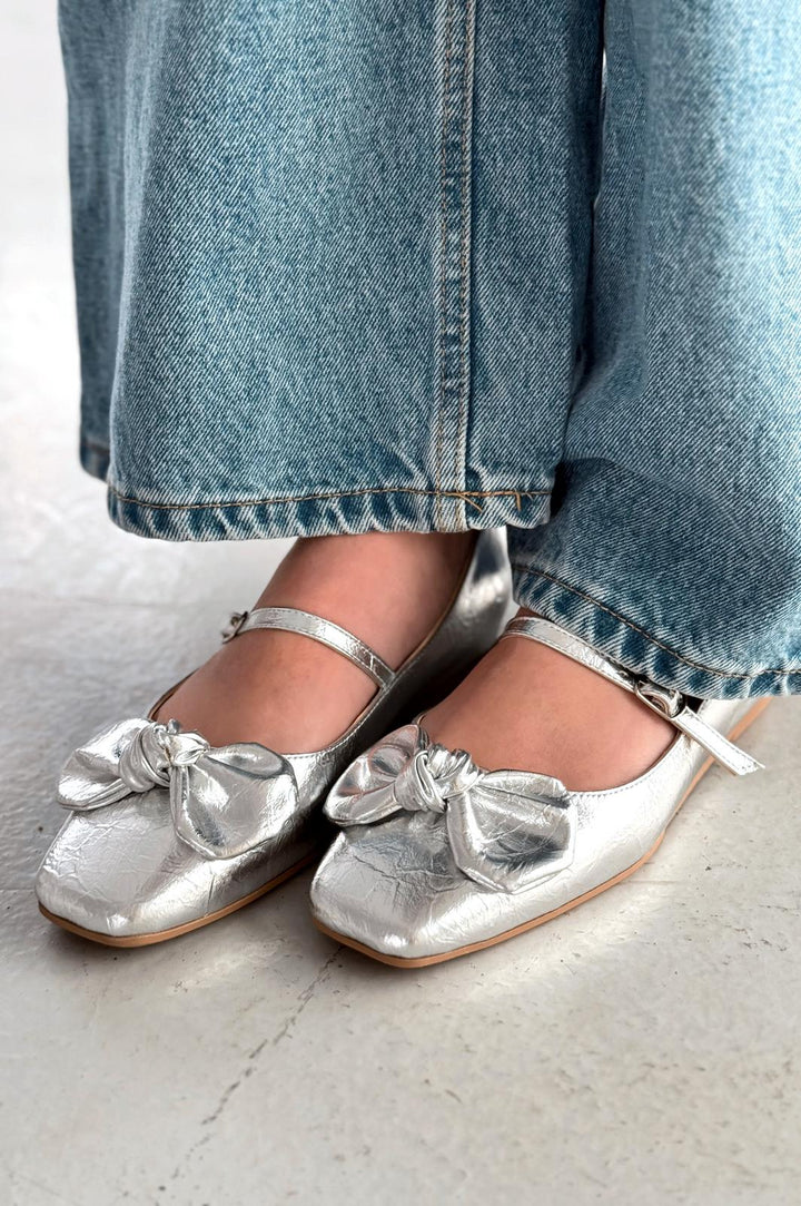 Ratins Kırışık Deri Gümüş Kurdele Detaylı Kadın Babet - ILOVESHOES