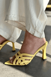 Lumon Parlak Deri Sarı Bant Detaylı Topuklu Terlik - ILOVESHOES