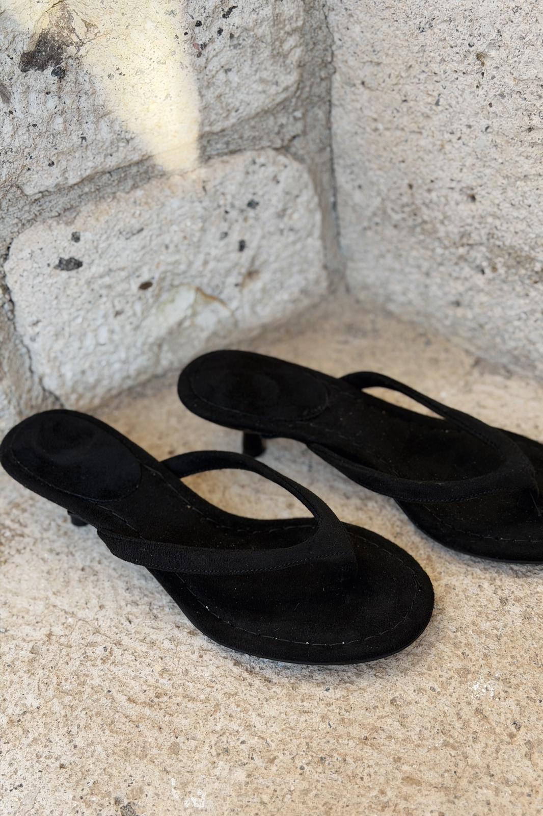 Arlene Topuklu Parmak Arası Terlik Siyah Süet - ILOVESHOES