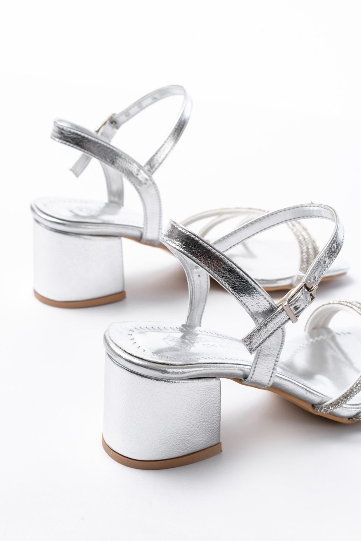 Toreda Parlak Deri Gümüş Bant Detaylı Topuklu Ayakkabı - ILOVESHOES