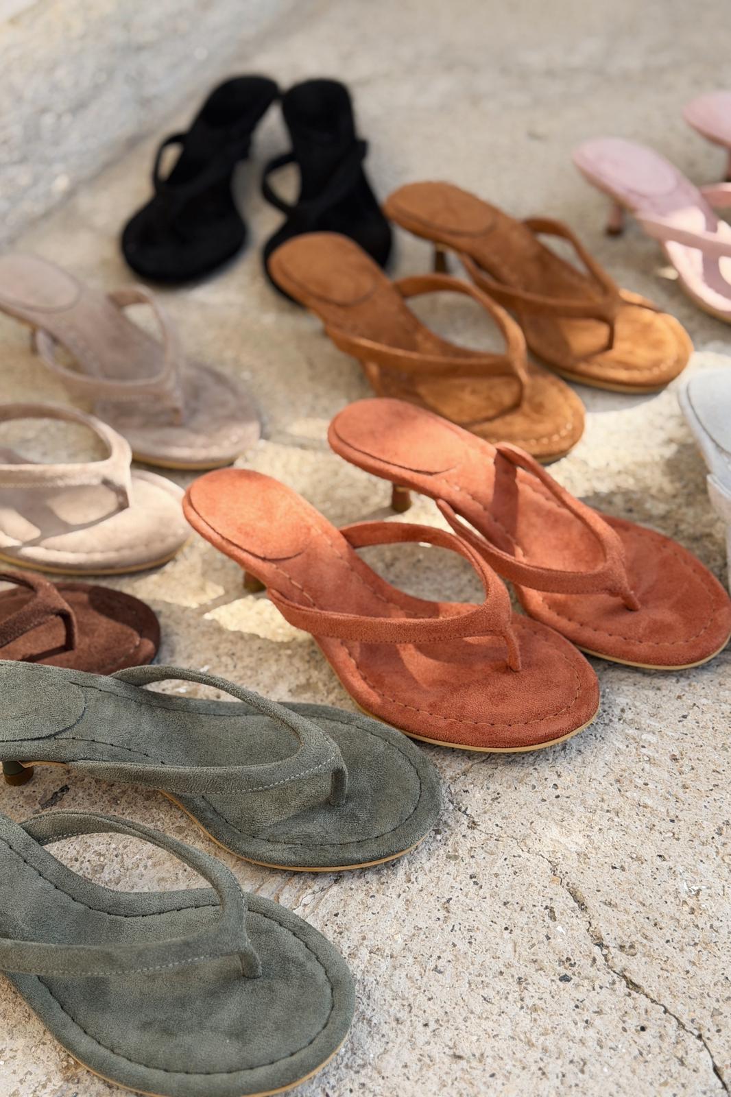 Arlene Topuklu Parmak Arası Terlik Gri Süet - ILOVESHOES