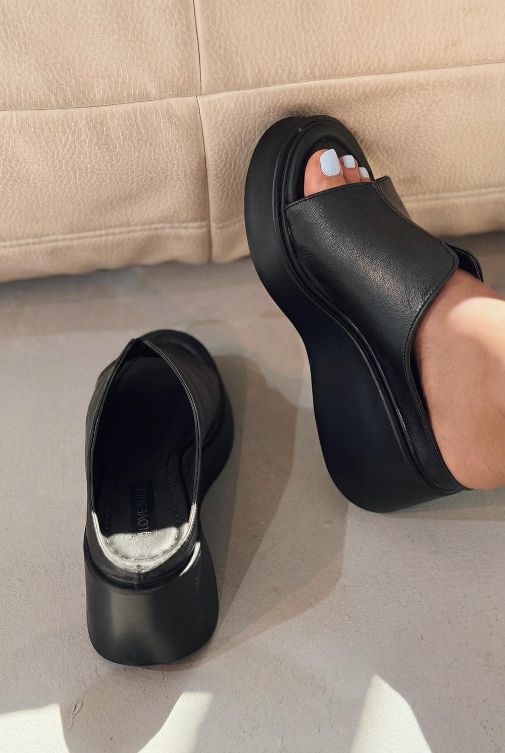 Torvyn Siyah Mat Deri Kadın Dolgu Topuklu Terlik - ILOVESHOES
