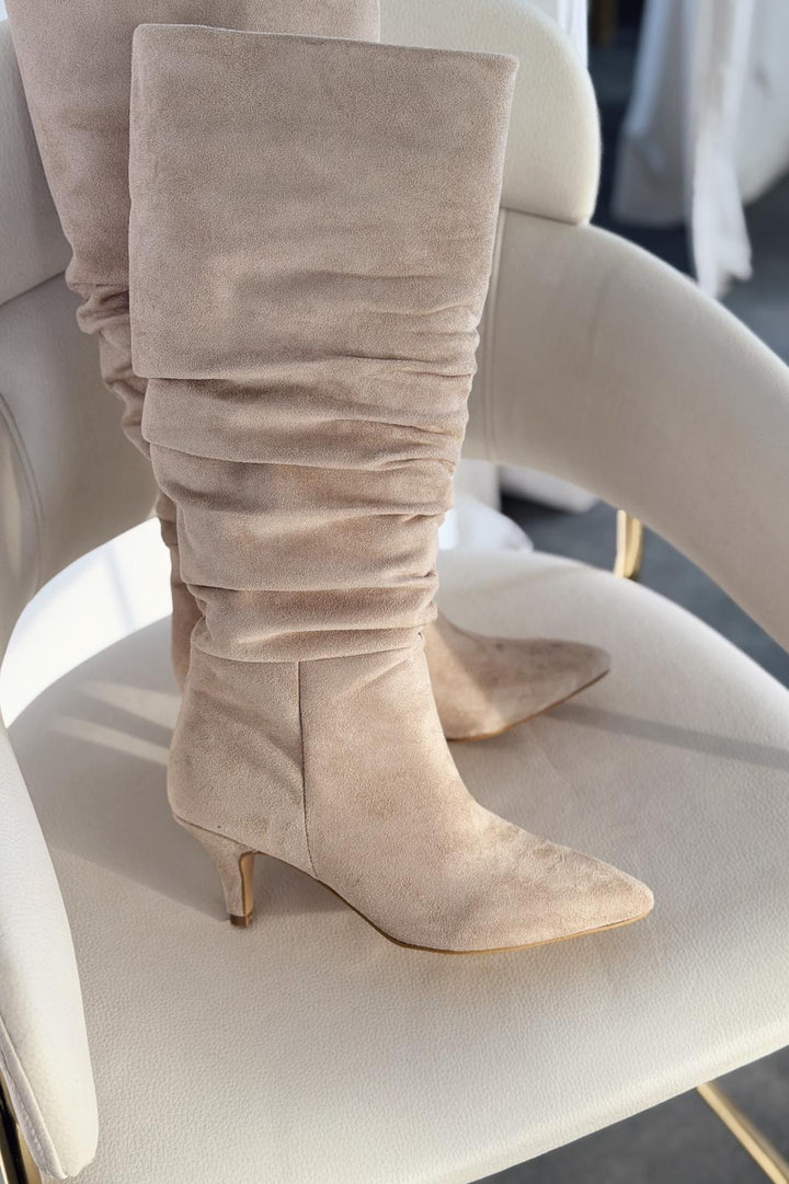 Sollet Süet Kısa Topuklu Körüklü Bej Çizme - ILOVESHOES