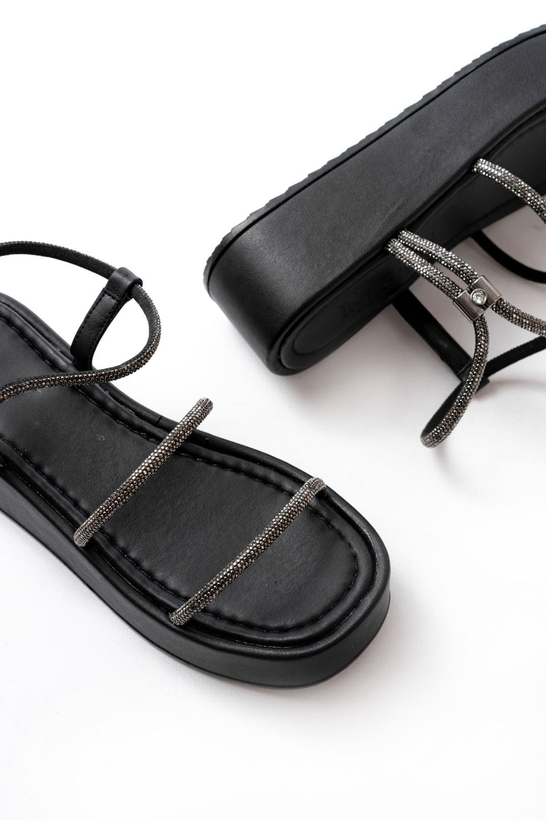 Lenyor Mat Deri Siyah Platin Taş Bantlı Kadın Sandalet - ILOVESHOES