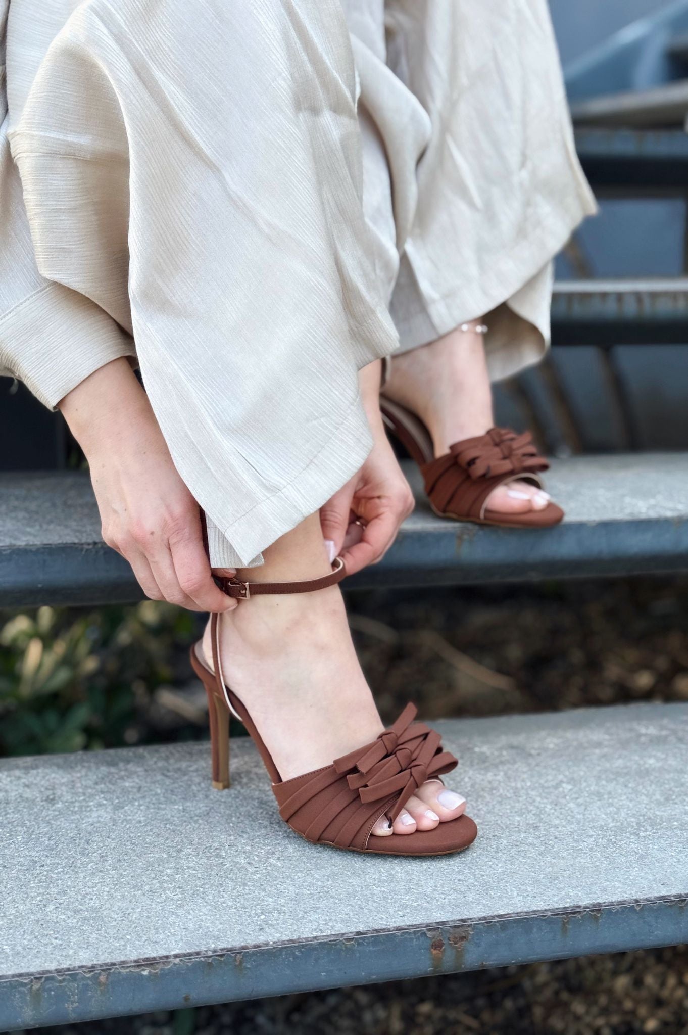 Yanoxse Saten Kahverengi Kurdele Detaylı Topuklu Ayakkabı - ILOVESHOES