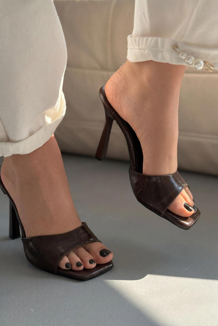 Arinor Topuklu Terlik Acıkahve Rugan - ILOVESHOES