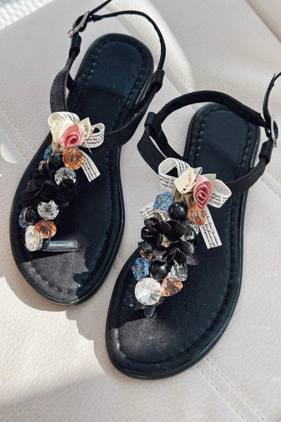 Pesvo Parlak Saten Çiçek Detaylı Kadın Sandalet Siyah - ILOVESHOES